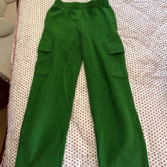 Aritzia COZY FLEECE MEGA CARGO SWEATPANT Green - Picture 2 of 3